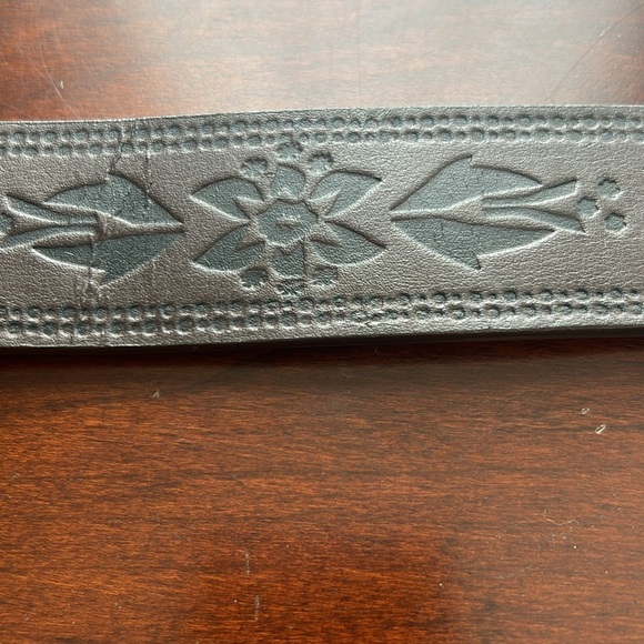 Genuine leather size small belt tooled with l.e.i. On buckle & on return loop. - Picture 3 of 12